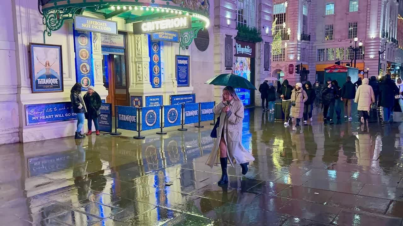 London’s FIRST Snow of 2026 ❄️ Central London Night Walk Oxford Street to Leicester Square 4K HDR