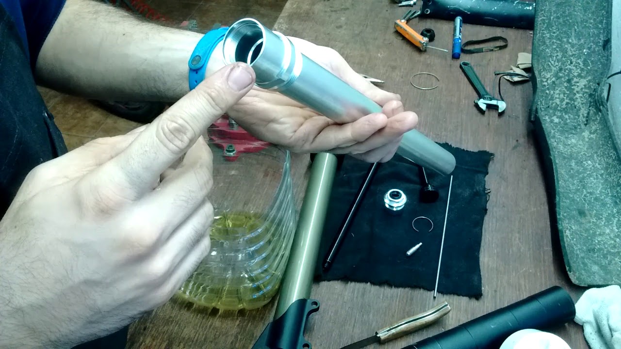 DNM USD-8 Fork rebuild. Oil leaks to air chamber and I'm trying to find why.