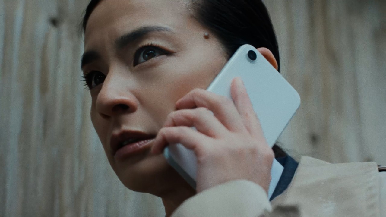 尾野真千子、映画さながらの体当たりで勇猛果敢な刑事を熱演！“一番困ること“にはほっこり回答も「夫と連絡が…」　『デジホ』新TVCM