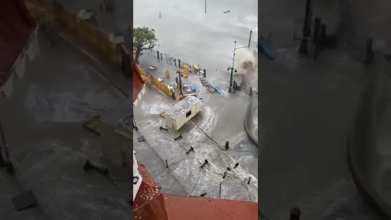Gate way of India high tide & heavy rain 