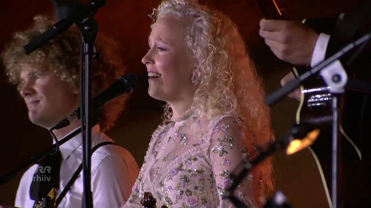 Curly Strings – Kauges külas (Live with orchestra)