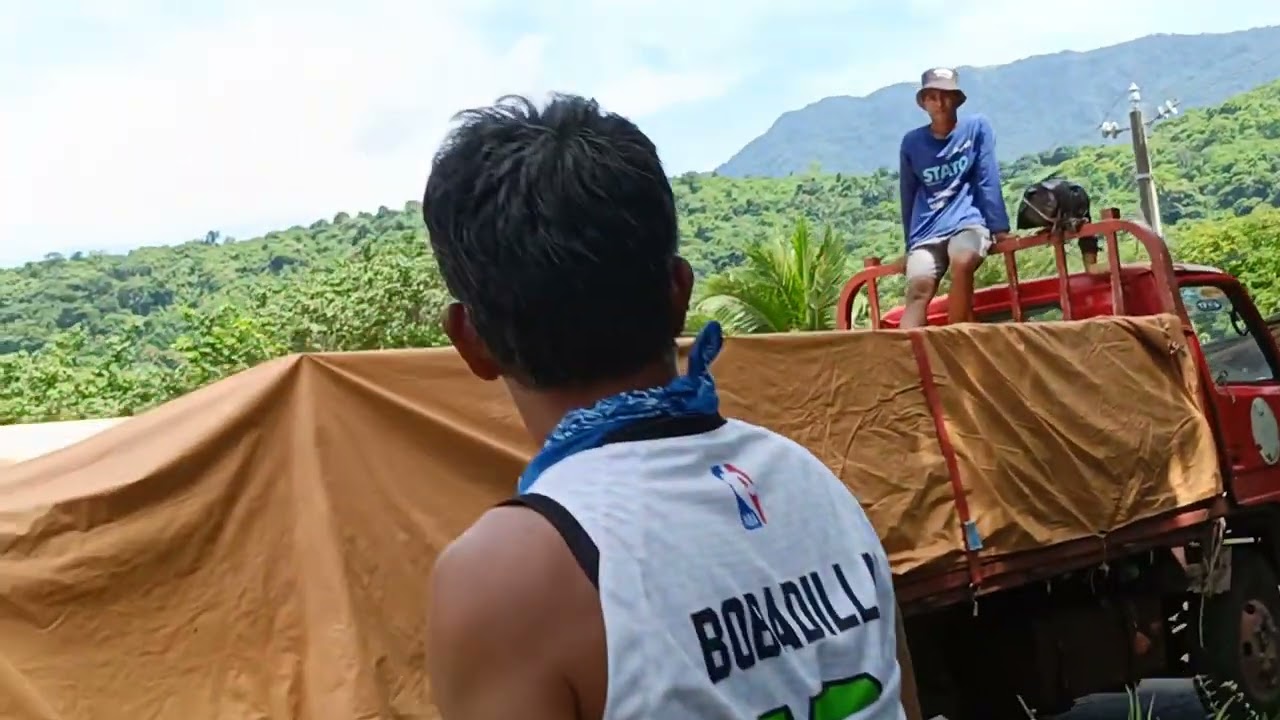 Subrang Tarik ang kalsada na Dina daanan namin nag karga ng mga poste para sa Ampalaya at talong 🥰