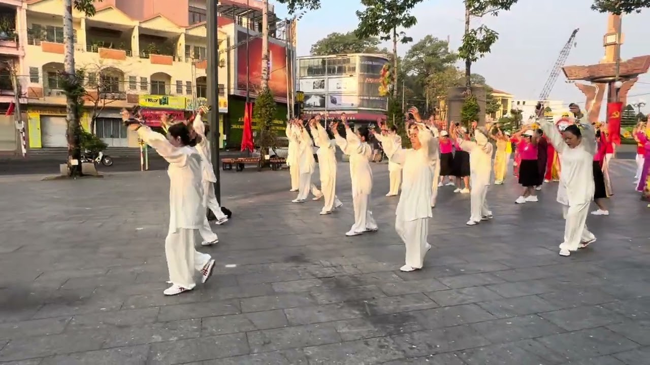 CLB đồng diễn bài Song Lang