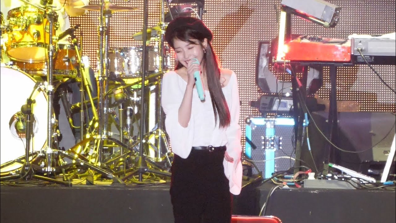180519 가사 실수한 아이유 '푸르던' 앵콜 4K 직캠 IU fancam - The shower (홀가분 페스티벌) by Spinel
