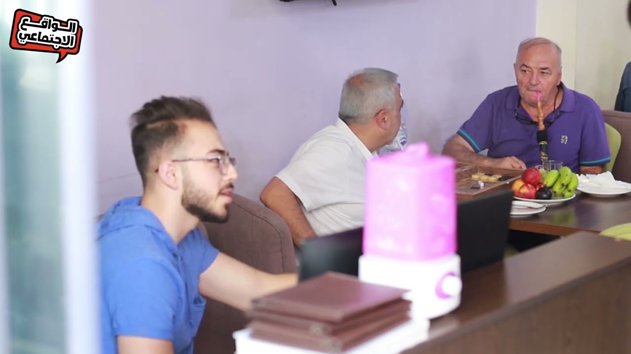دخلت للمحل لطلب الاكل فطردوها فكان الرد قاسي من احد الزبائن 