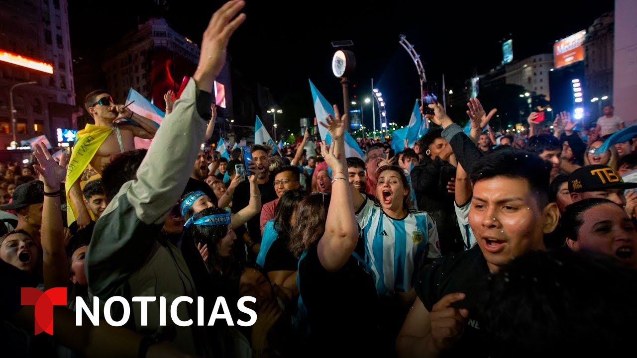 Miles de argentinos salen a las calles a celebrar el triunfo de Javier Milei | Noticias Telemundo