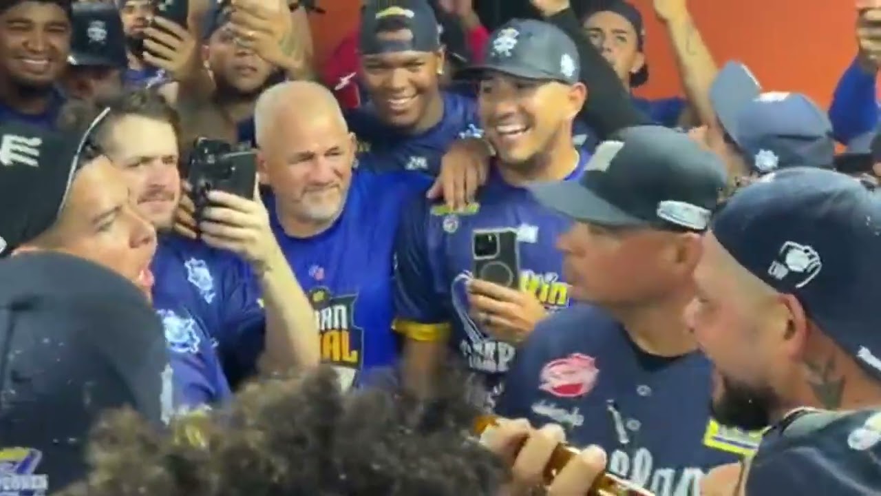 Yadier Molina interrumpe Celebración de Magallanes para decir Palabras a sus Jugadores 