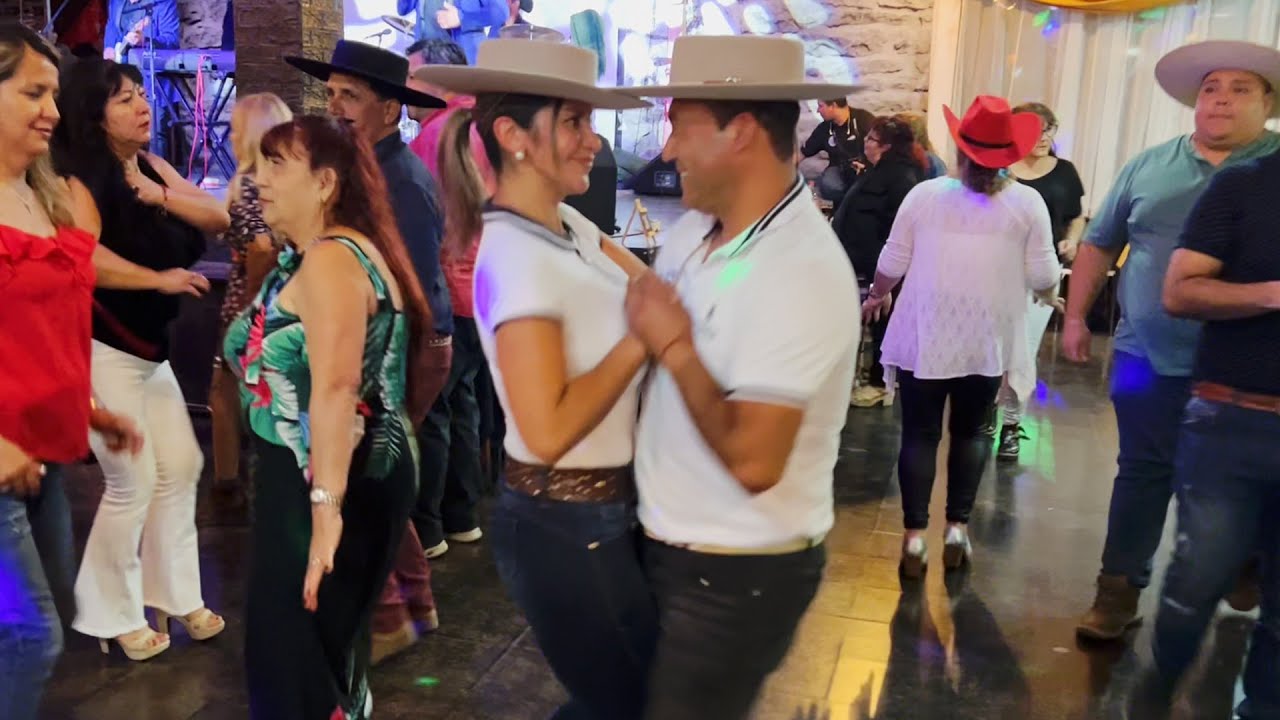 Tremendo baile que se mano Roxana con el pariente  al estilo de LOS TREMENDOS LAURELES