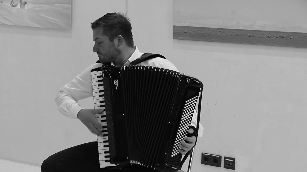 Akkordeonist Daniel Zacher spielt anlässlich der Ausstellung 