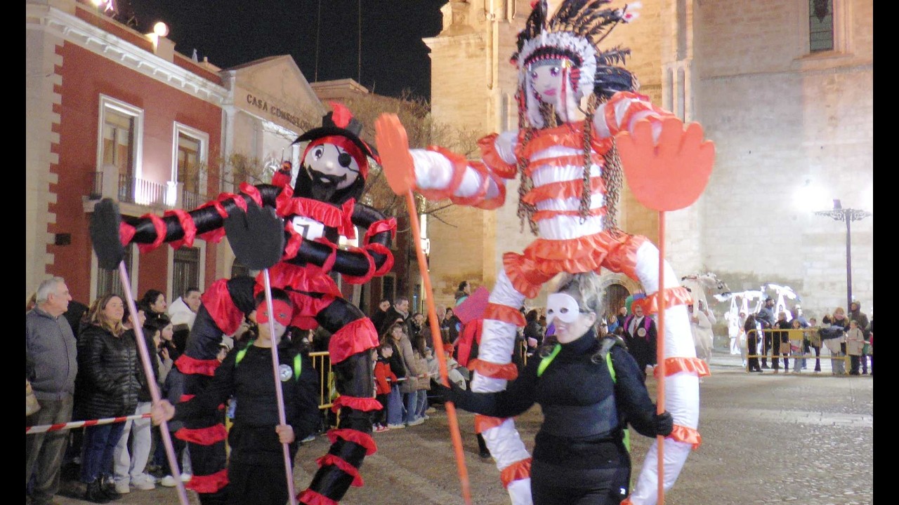 El Concurso de Máscaras Callejeras le da su particular toque de color a la Plaza de España.
