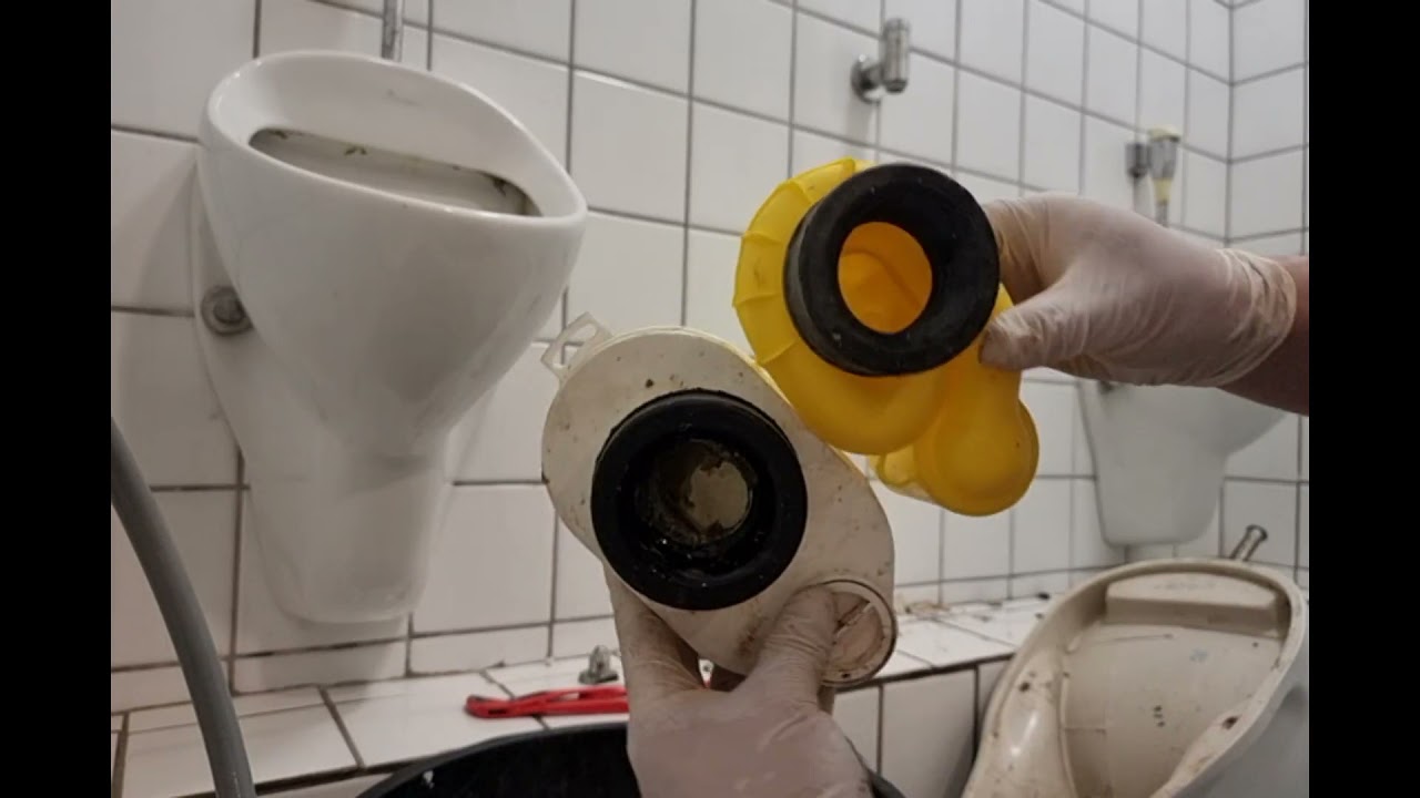 Urinal verstopft. Austauschen des siphon. Abwasser fließt nicht ab