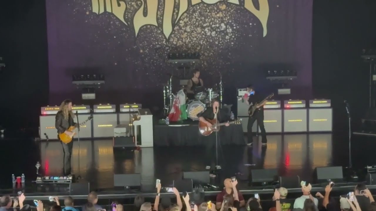 THE STRUTS Perform MARY GO ROUND Lit Up by Audience Cell Phones at Hard Rock Live Orlando 8/26/2025