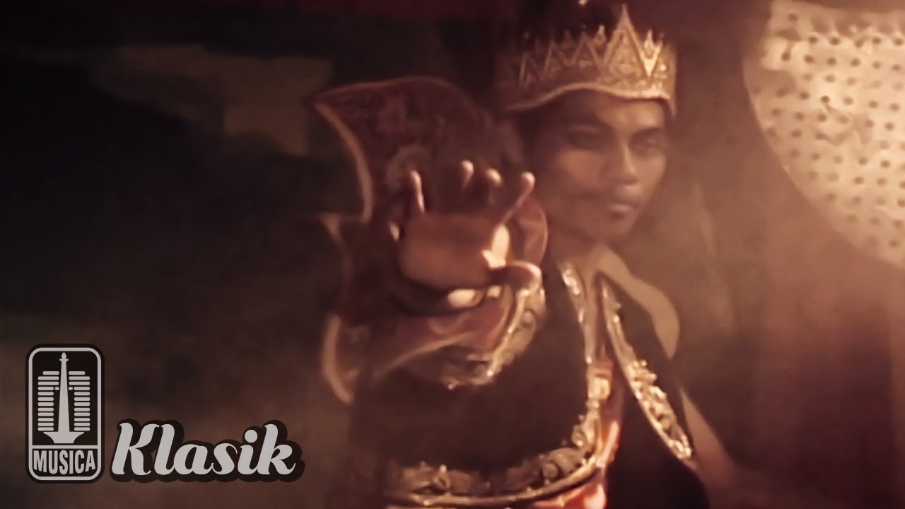 Nike Ardilla - Panggung Sandiwara (Official Music Video)