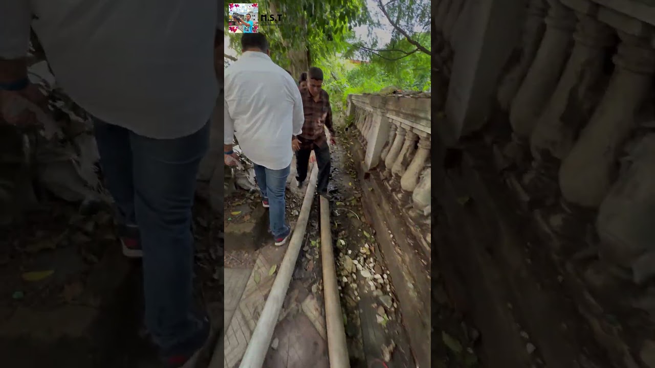 kripya sarkar se guzarish hai public ka footway ko thora thik kariye🙏 #protest #footpaths #clean