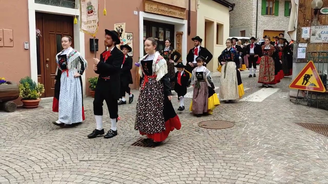 San Giorgio, processione banda e gruppo folk Castel Tesino (TN)