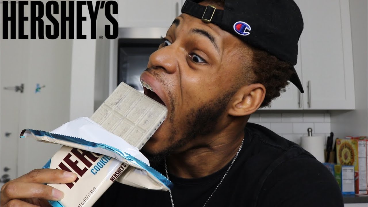 EATING THE WORLD LARGEST HERSHEY COOKIES AND CREME CANDY BAR!!!