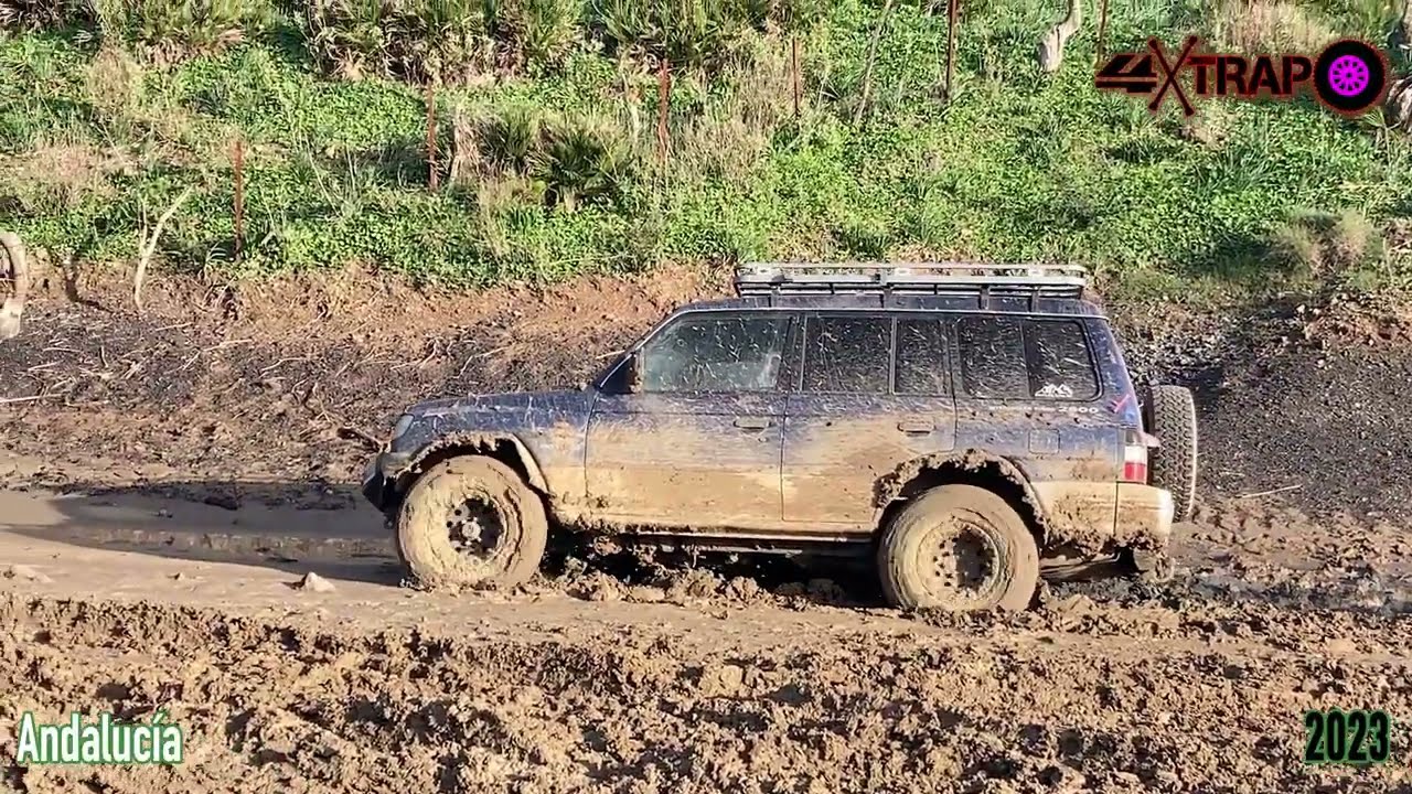 Se nos atasca el Montero en un barrizal de bujeo (barro en Andalúz) Land Rover vs Mitsubishi 4x4