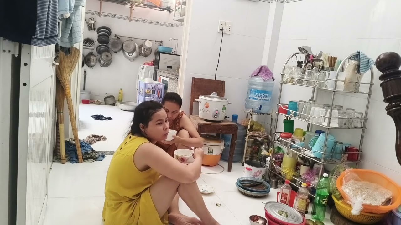 Mời cả nhà ăn bánh canh cùng hai chị em ạ...