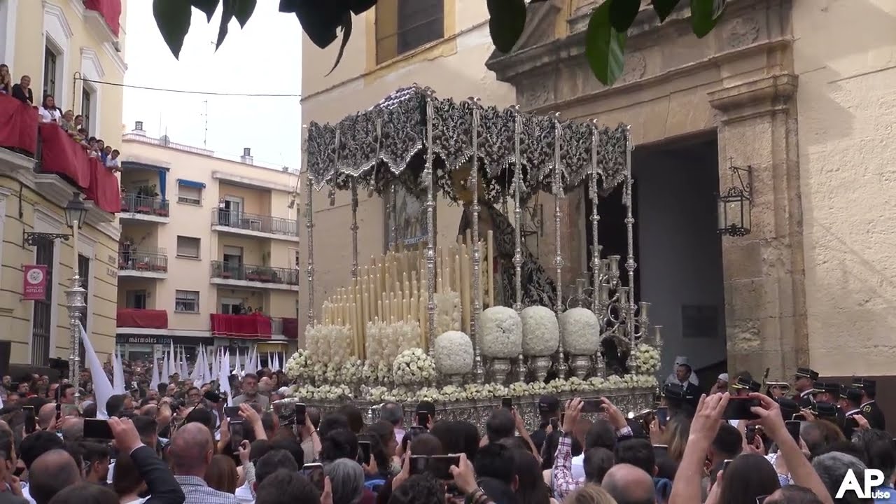 Salida de la Virgen de la Candelaria con CRUZ ROJA 2023 | Semana Santa Sevilla