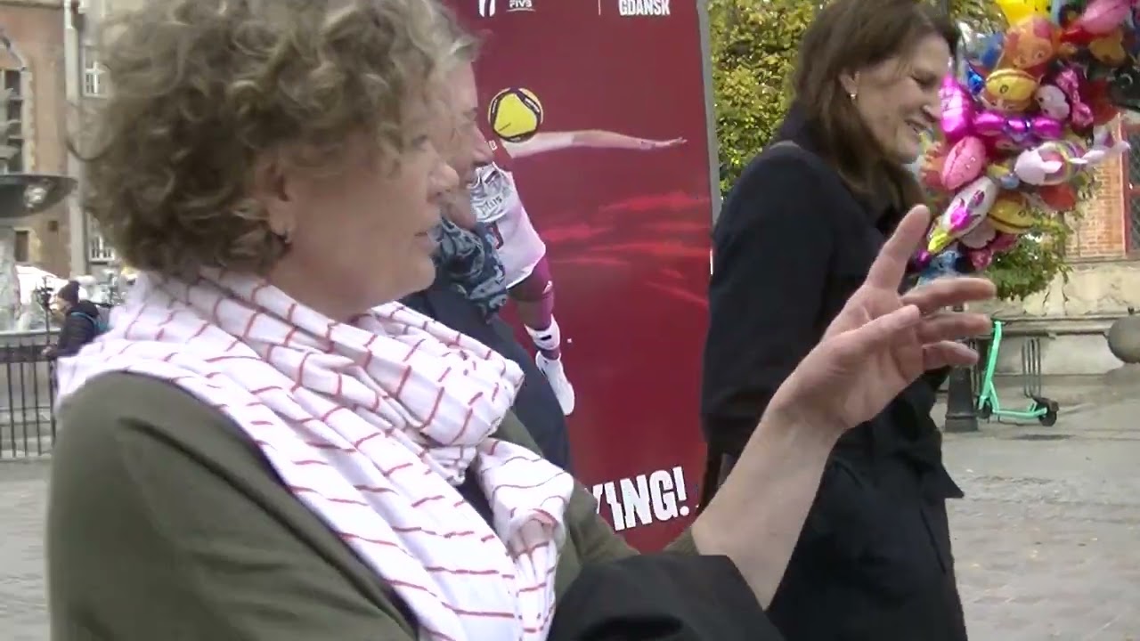 SPACERKIEM JESIENNĄ PORĄ PO STARYM MIESCIE W GDAŃSKU,  ULICA OGARNA, BRAMA I MOST NAD MOTŁAWĄ, ŻURAW