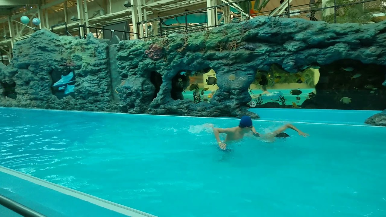 ハワイアンズ　ん?　流れるプールに何か沈んでる。何だ？ Ano ang nasa pool?