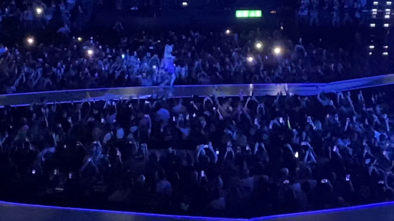 LMH/BREATHIN Ariana Grande in Zurich