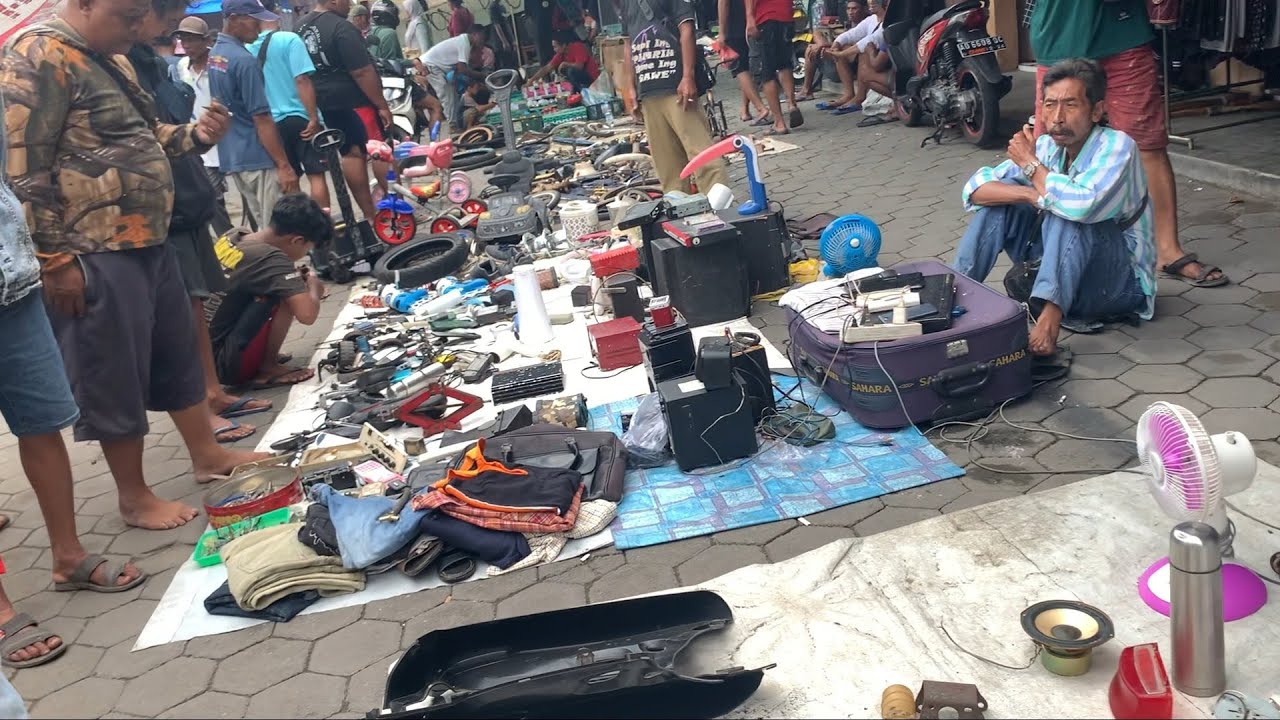 Pasar klitikan Pedan Klaten banyak barang bekas disini