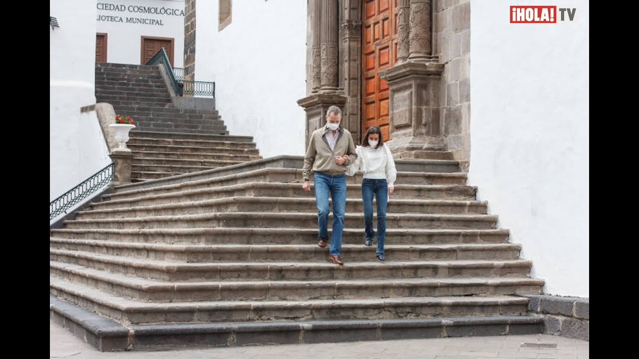 Los reyes de España pasearon de la mano por la isla de la Palma y rindieron un homenaje | ¡HOLA! TV
