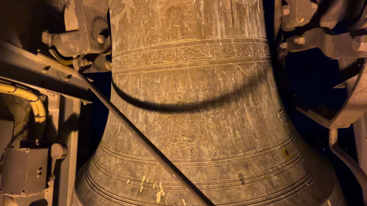 Пять колоколов исторической коллегиальной церкви Ароны на озере Маджоре (Италия)