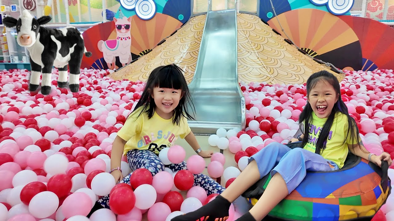 Main Mandi Bola, Perosotan, Serodotan Donat dan Perah Susu Sapi di Playground Anak