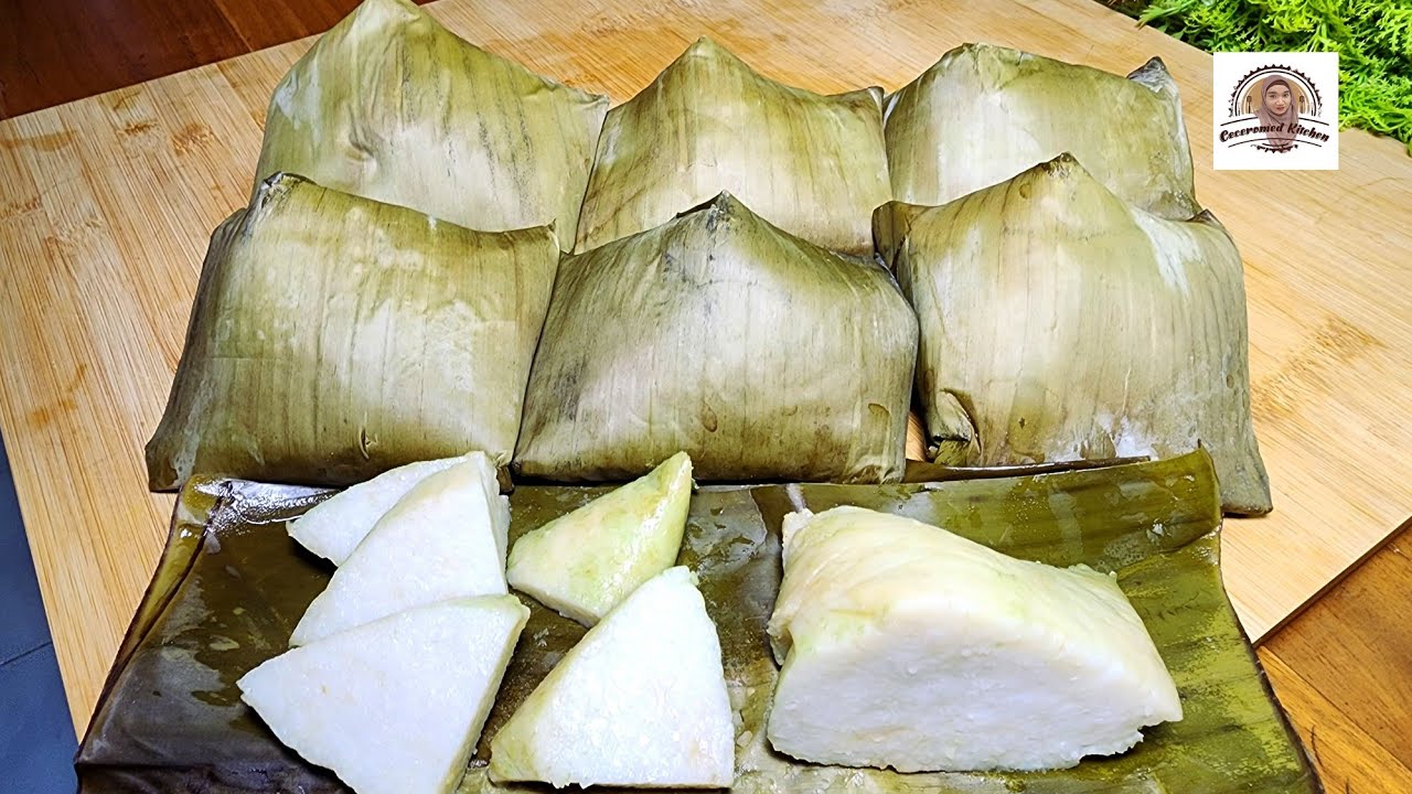 TEPO/LONTONG BENTUK PIRAMIDA, SAJIAN LEBARAN HARI KE-7 DI DAERAH JAWA.