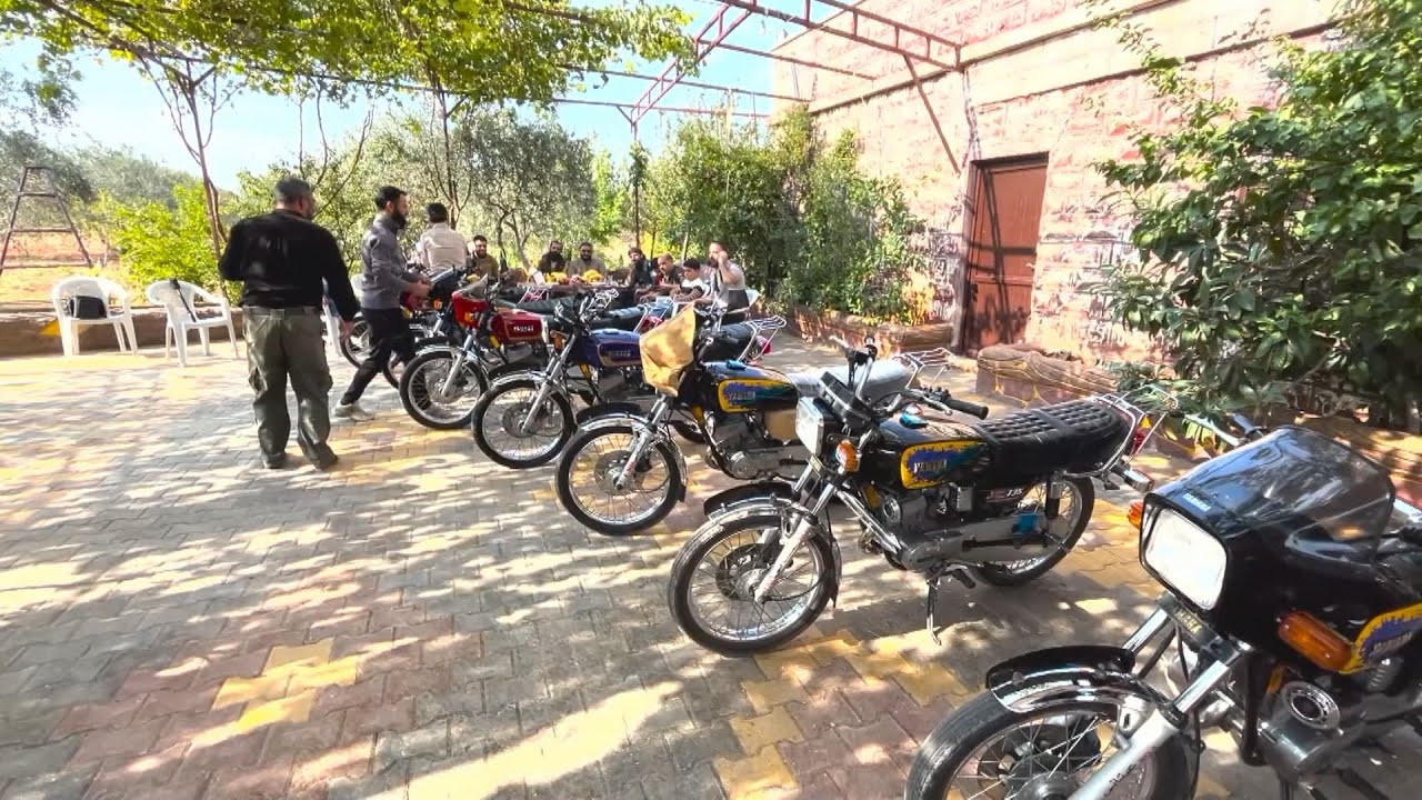 شباب سوريون في مدينة إدلب يتباهون بركوب الدراجة النارية ريكس 135