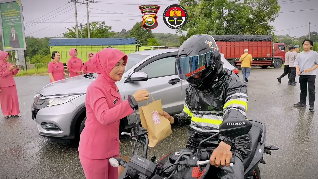 PERSONIL POLRES SELUMA DAN BHAYANGKARI CABANG SELUMA MELAKSANAKAN KEGIATAN BERBAGI TAKJIL