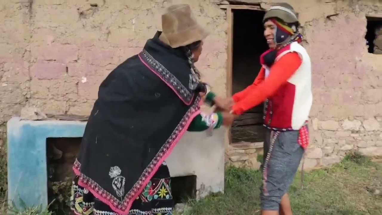 no se que pasa con la abuelita cholo chaski y cholo celestino 😃😃