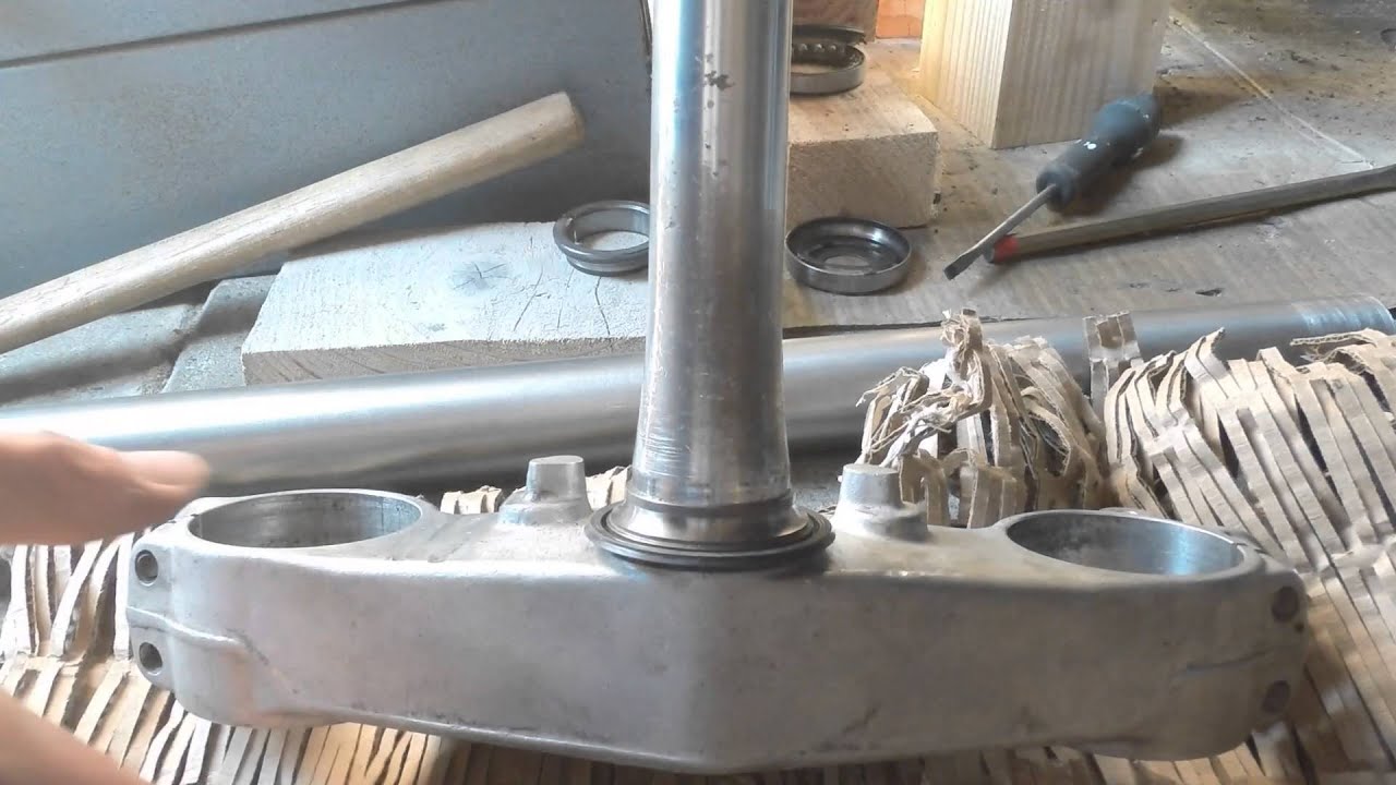Aprilia RSV1000R Factory - Replacing the headstock bearings