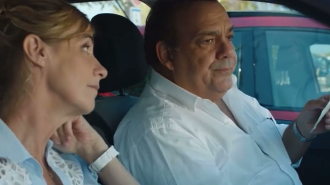 Permis de construire. L’arrivée à l’aéroport d’Ajaccio, le guichet Europcar. Top moments du film.