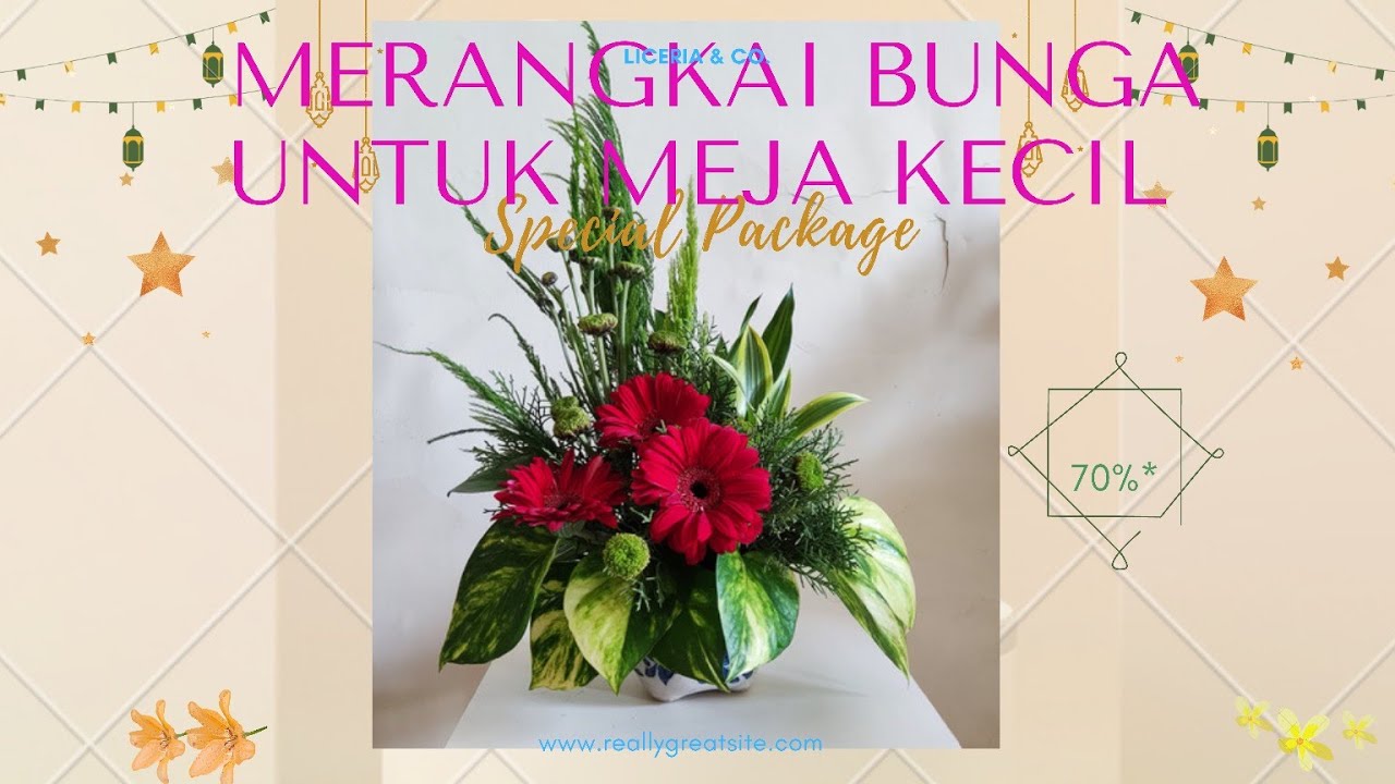 merangkai bunga untuk meja kecil