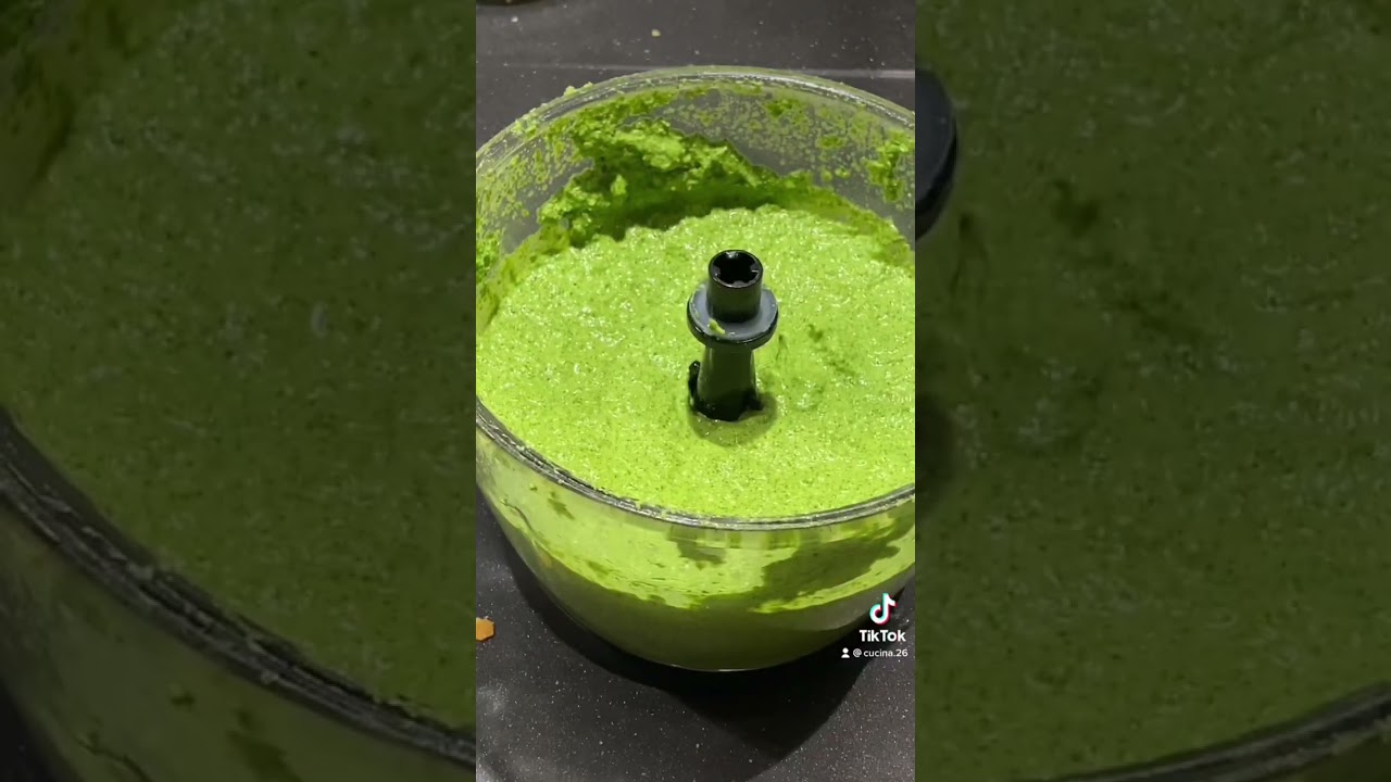 Un&rsquo;idea veg per un aperitivo gustoso!?!🤤Questa salsa di prezzemolo con crostini croccanti!!!🌱🥖