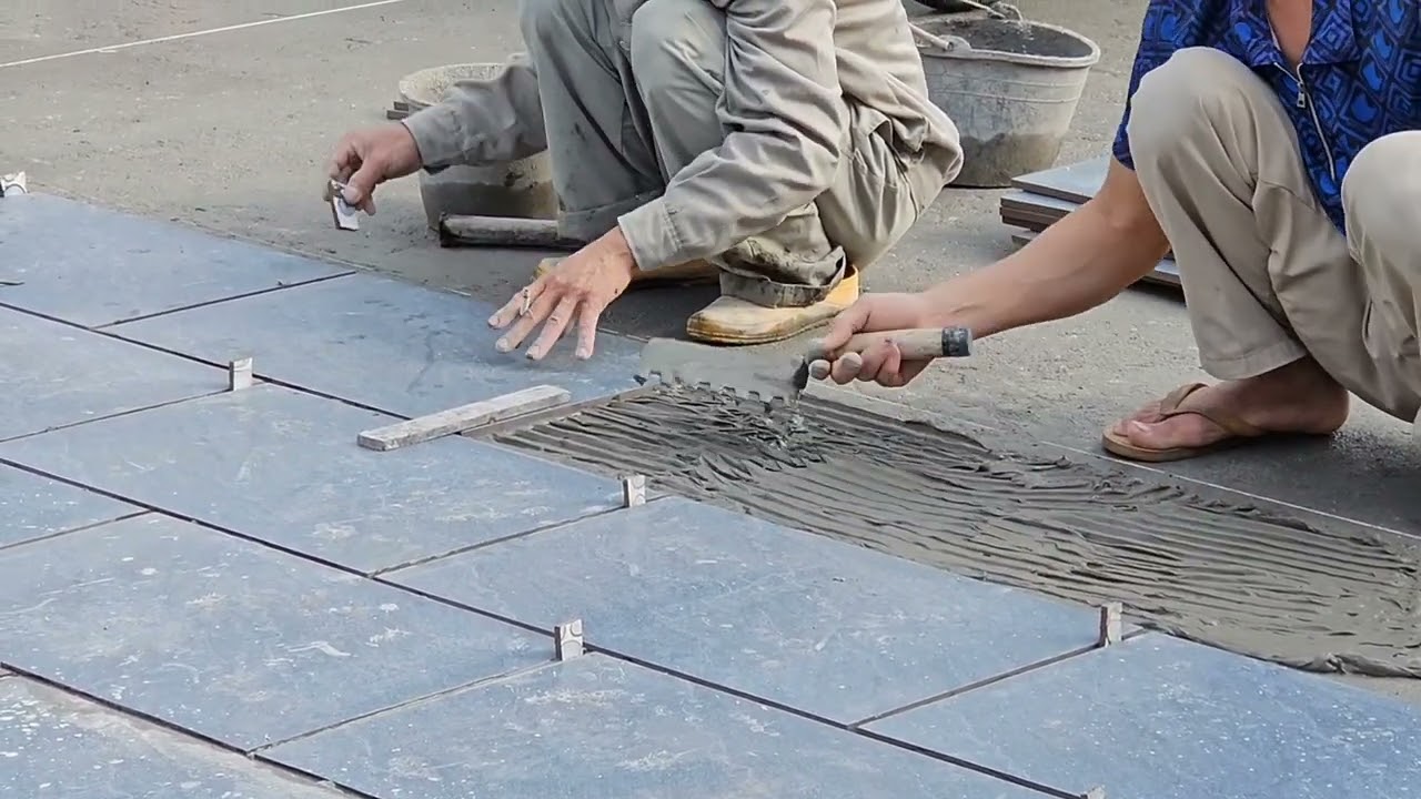 Lát gạch xo le mạch to sân đẹp.
