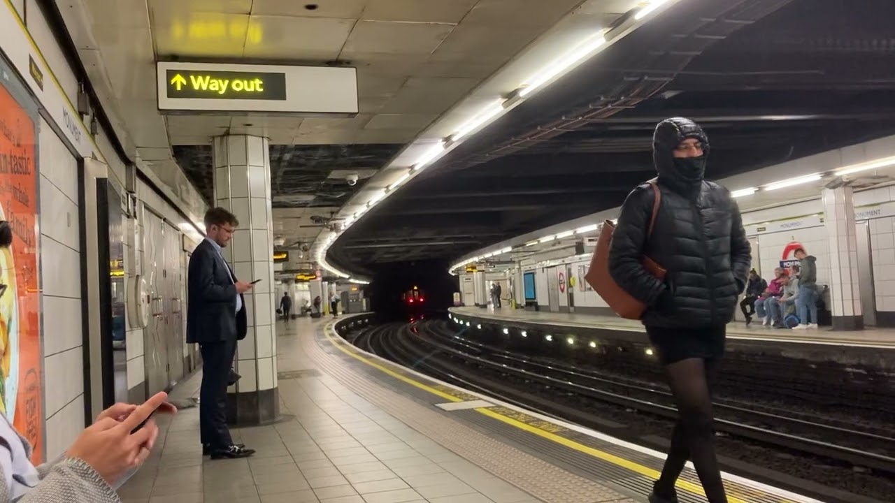 Circle Line and District Line @ Monument