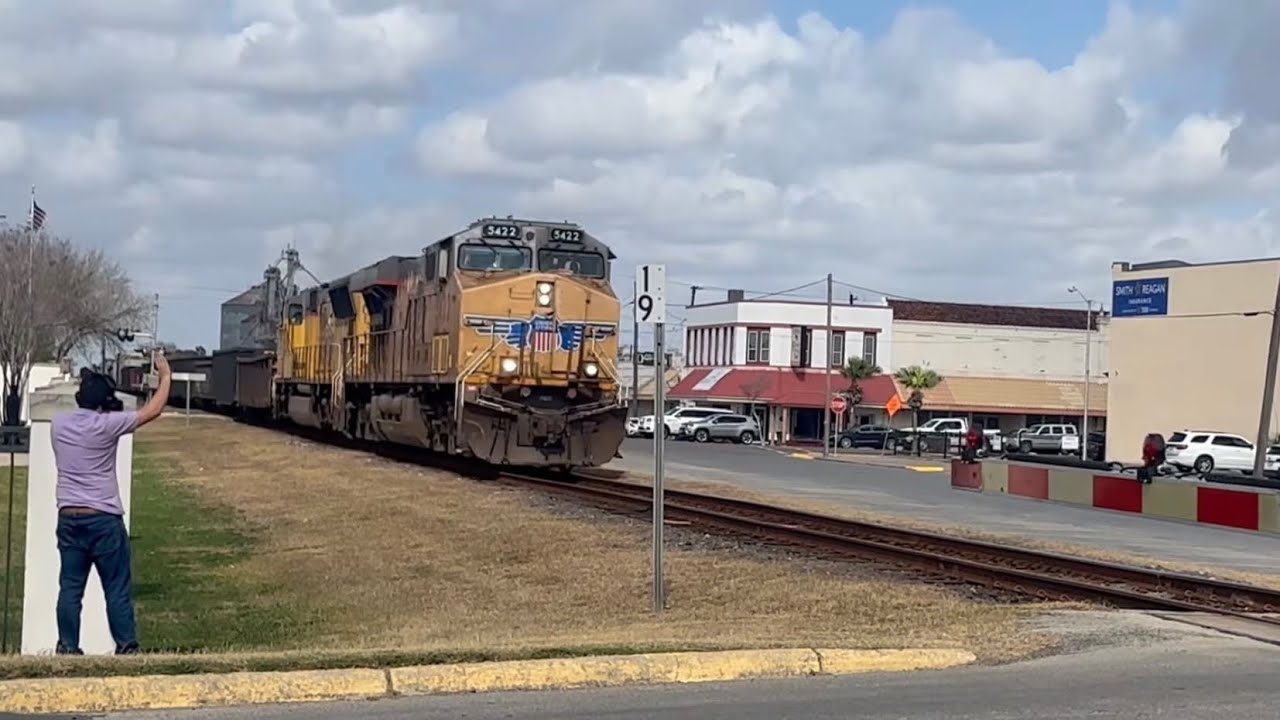 UP 5422 leads the southbound M-EWOL through San Benito and into Olmito Yard