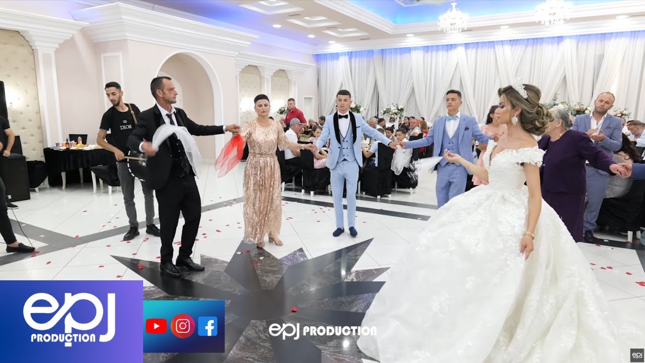 Familja hap vallen me tupana sipas tradites dibrane ne dasmen e vajzes