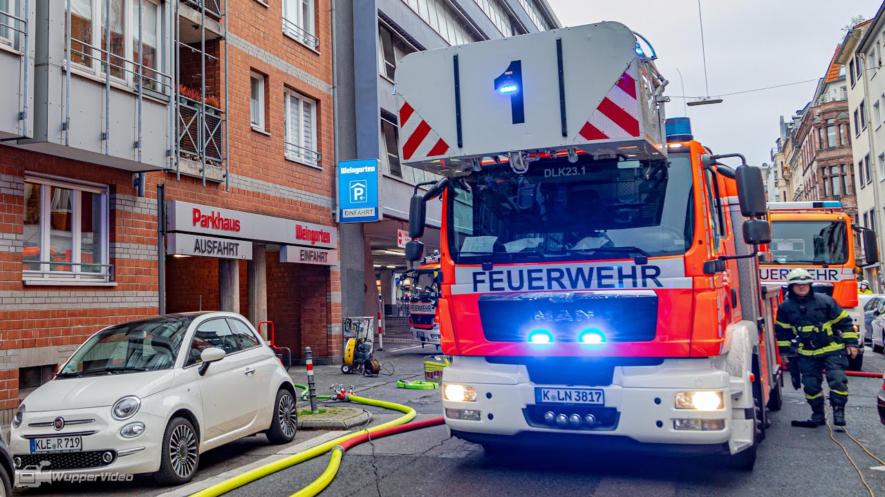 Feuer in Tiefgarage - Feuerwehr Köln löscht brennenden PKW in Parkhaus | 15.12.2021