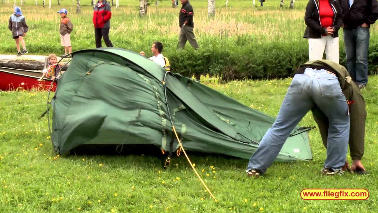 Zeltaufbau im Sturm - Wechsel Forum 4 2 - auf der FLiegfix Outdoormesse.  Pitching a tent in storm