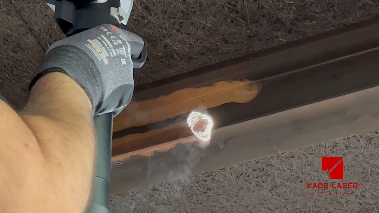Laserreinigung - Ruß von Deckenbalken entfernen (Brandschaden)