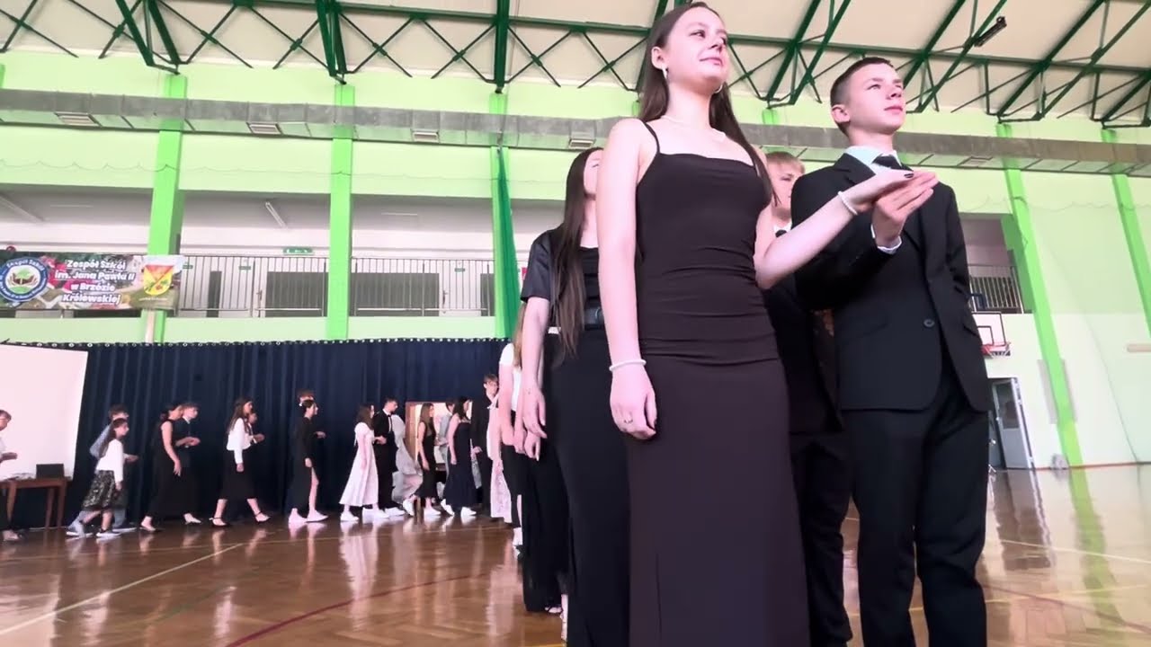 Polonez na uroczystym pożegnaniu klas 8