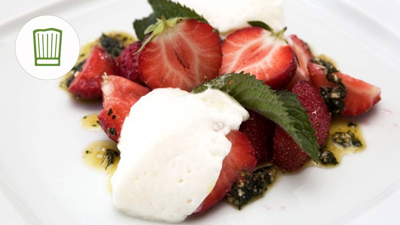 Buttermilchmousse mit Erdbeeren und Nusspesto | Chefkoch.de