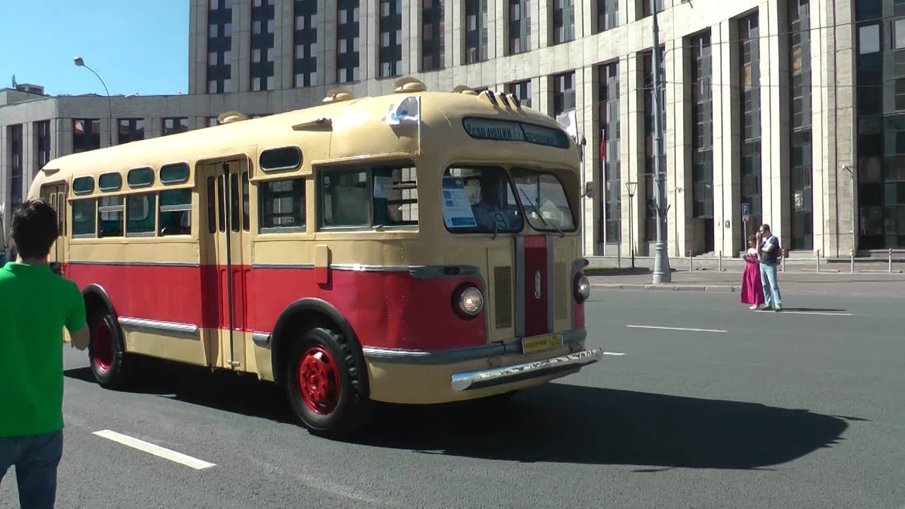 Парад старинных автобусов в Москве. Проспект Академика Сахарова, 2015 год