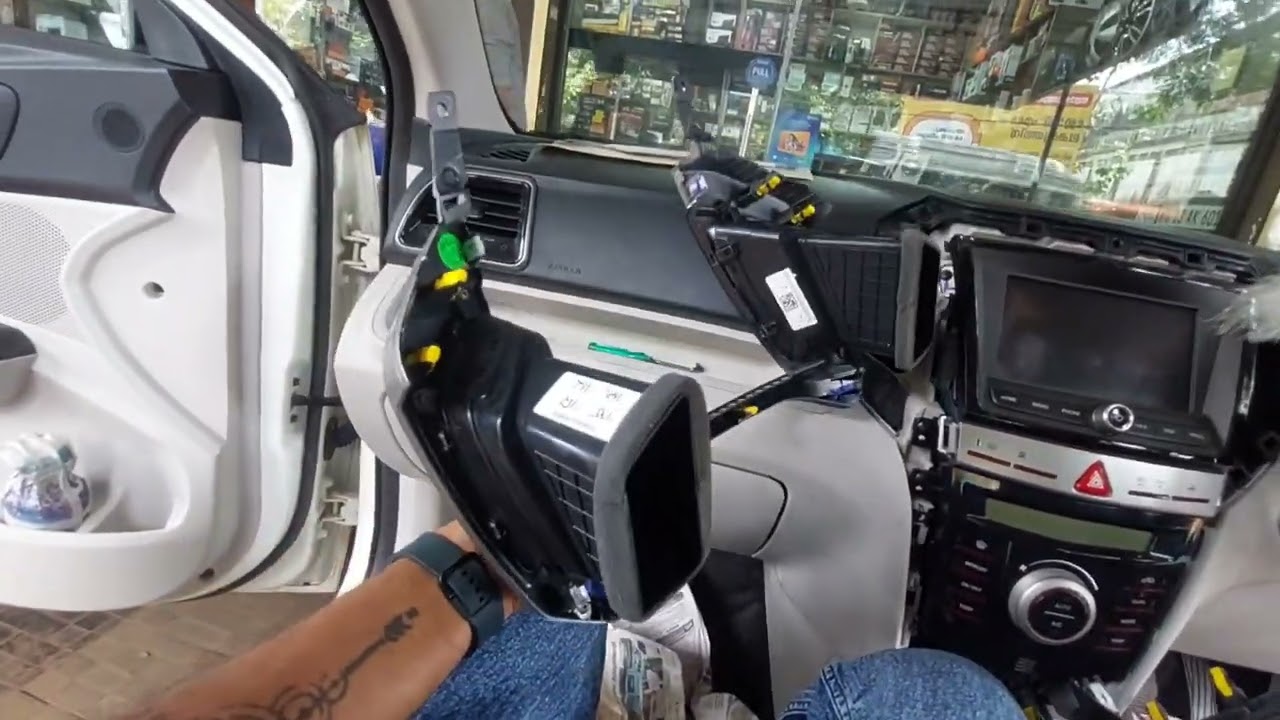 how to removing new stereo Mahindra XUV 300 stereo panel