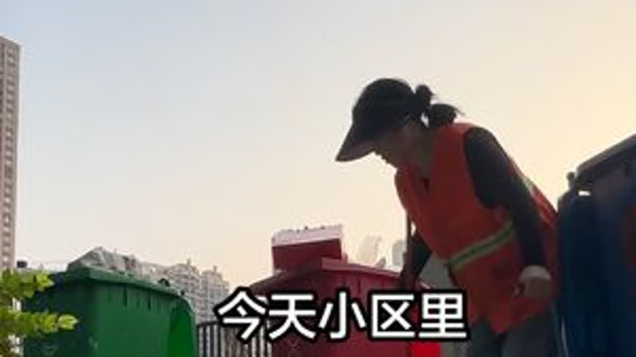今天垃圾大爆发，这就是我每天早起贪黑的保洁工作，27岁的我在小区做一份保洁养四个孩子#职业工作 #宝妈 #日常生活 #抖加小助手 #正能量 @DOU+小助手